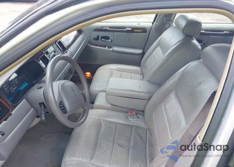 2000 Lincoln Town Car Signature из США, поврежденный, VIN 1LNHM82WXYY913980